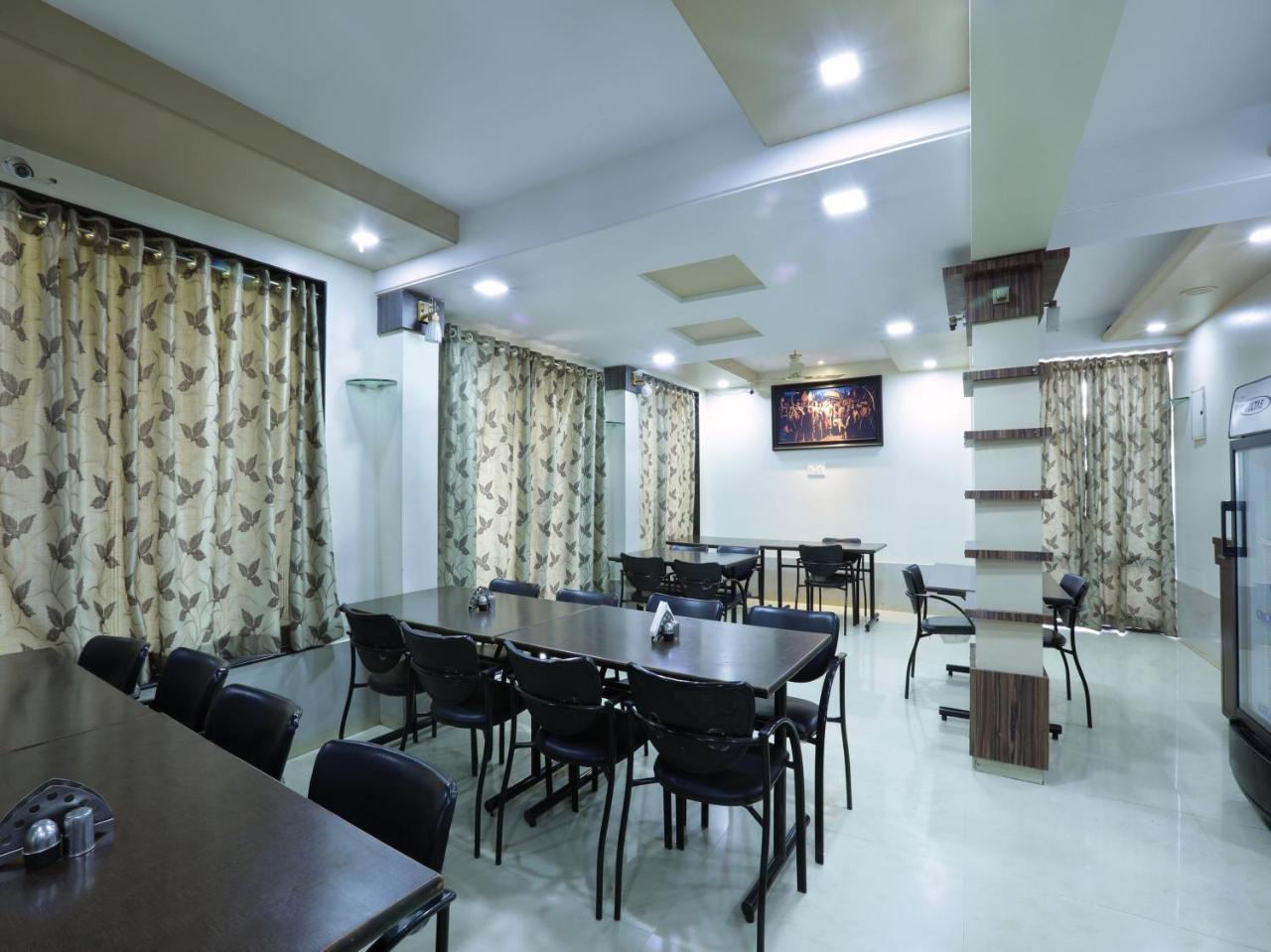 Oyo 4198 Hotel Shri Sai Murli Širdi Exteriér fotografie